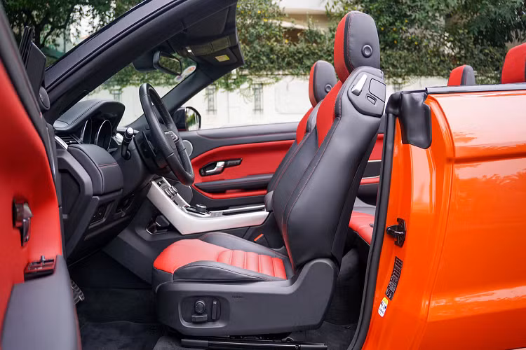 Range Rover Evoque Convertible sử dụng động cơ xăng 4cyl dung tích 2.0L tăng áp cổng nạp kép, cho công suất tối đa 240 mã lực và mô-men xoắn cực đại 340Nm, sức mạnh được truyền xuống 4 bánh (AWD), thông qua hộp số tự động 9 cấp. Xe đi kèm với nhiều chế độ vận hành quen thuộc của dòng Range Rover Evoque.