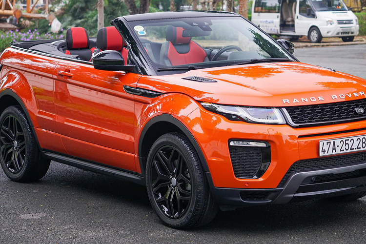 Hiện tại, chiếc SUV hạng sang Range Rover Evoque Convertible đời 2018 này đang được chào bán với mức giá “thách cưới” khoảng 3,6 tỷ đồng. Theo thông tin rao bán, chiếc Evoque này chỉ mới lăn bánh khoảng 5.000 km, tức là còn rất mới.