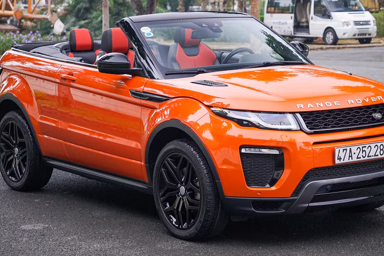 Hiện tại, chiếc SUV hạng sang Range Rover Evoque Convertible đời 2018 này đang được chào bán với mức giá “thách cưới” khoảng 3,6 tỷ đồng. Theo thông tin rao bán, chiếc Evoque này chỉ mới lăn bánh khoảng 5.000 km, tức là còn rất mới.