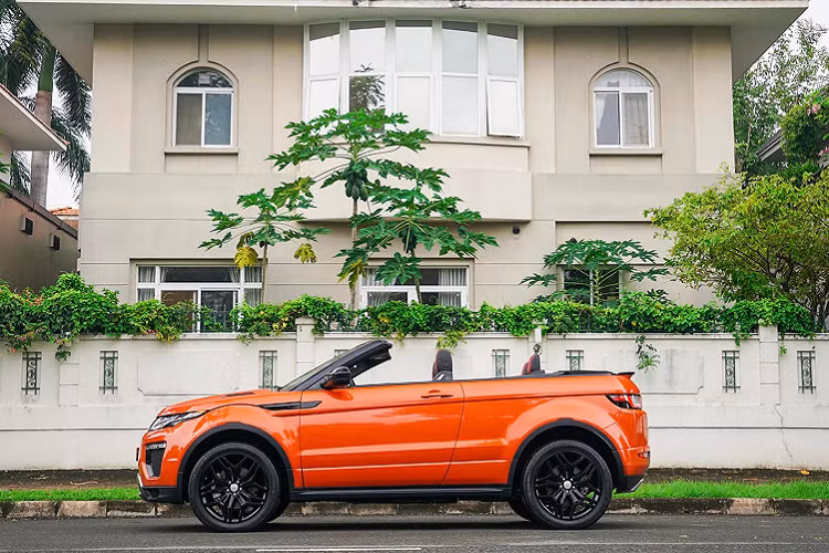 Theo tìm hiểu, chiếc Evoque Convertible đời 2018 này nằm trong lô khoảng 4 chiếc Evoque Convertible được đưa về Việt Nam hồi năm 2017 để phục vụ cho triển lãm VMS 2017 trước khi được bán ra thị trường.