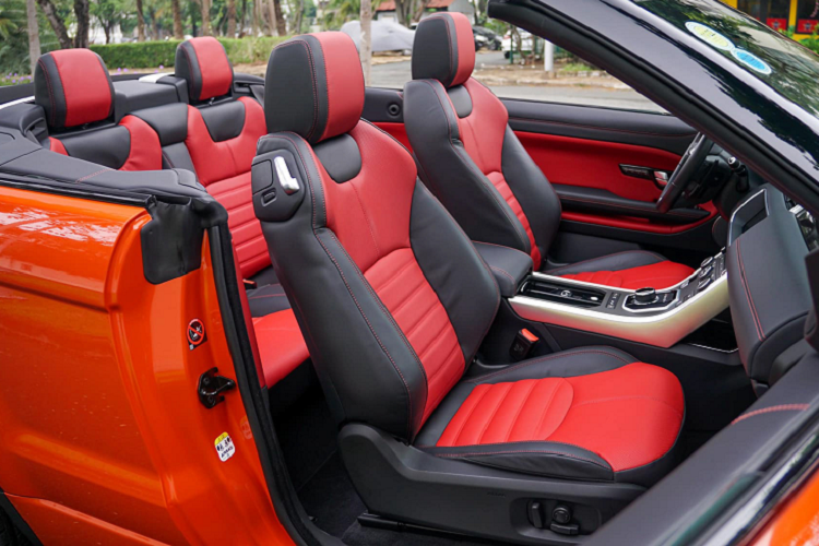 Nhờ đó, Range Rover Evoque Convertible là mẫu xe hấp dẫn khi kết hợp được sự linh động của một chiếc SUV và sự sành điệu thoải mái của một chiếc mui trần đúng nghĩa. Range Rover Evoque Convertible là mẫu xe lý tưởng để đi dạo trong những ngày thời tiết đẹp.