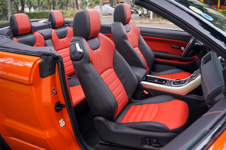 Nhờ đó, Range Rover Evoque Convertible là mẫu xe hấp dẫn khi kết hợp được sự linh động của một chiếc SUV và sự sành điệu thoải mái của một chiếc mui trần đúng nghĩa. Range Rover Evoque Convertible là mẫu xe lý tưởng để đi dạo trong những ngày thời tiết đẹp.