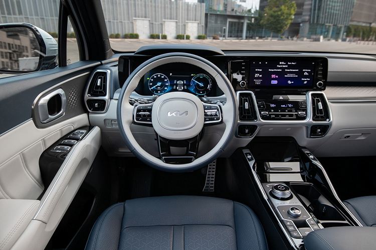Bên trong cabin, ghế được bọc da nhân tạo SynTex, hàng ghế trước có chức năng sưởi, chỉnh điện. Mẫu xe Kia Sorento 7 chỗ này có hàng ghế thứ 2 đạng thương gia, hàng ghế thứ 3 có thể gập lại tạo thêm không gian chứa hành lý. 