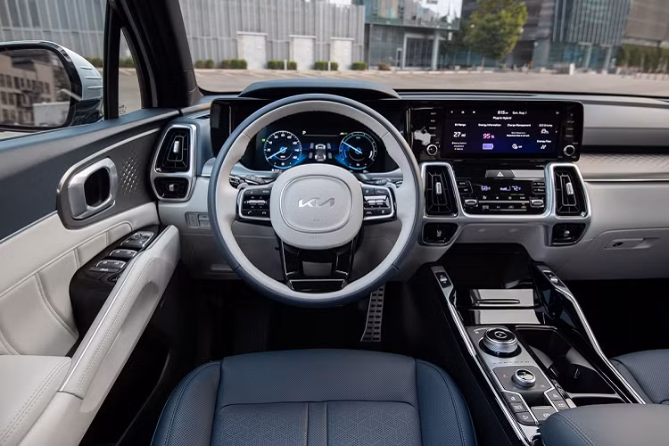 Bên trong cabin, ghế được bọc da nhân tạo SynTex, hàng ghế trước có chức năng sưởi, chỉnh điện. Mẫu xe Kia Sorento 7 chỗ này có hàng ghế thứ 2 đạng thương gia, hàng ghế thứ 3 có thể gập lại tạo thêm không gian chứa hành lý. 