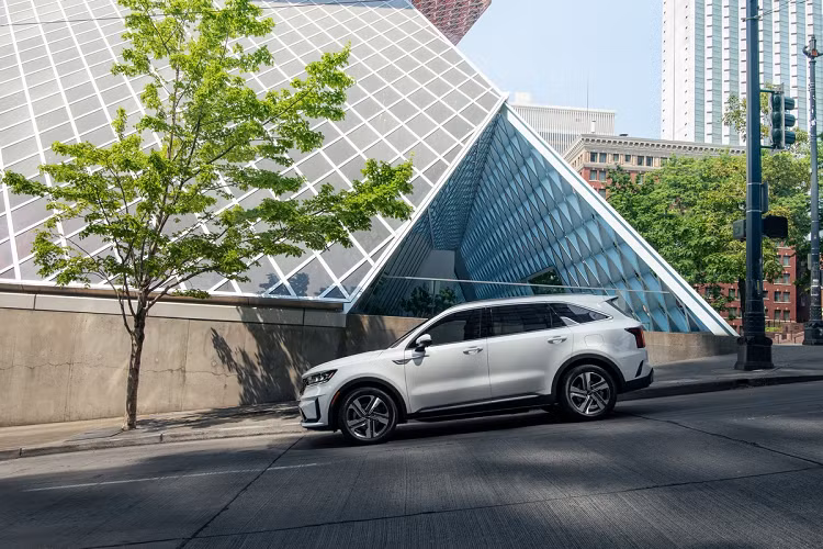 Kia Sorento bản plug-in hybrid (hybrid cắm sạc) có những tính năng cao cấp, xe được trang bị đèn chiếu sáng dạng LED, kính chắn gió cách âm và mâm xe hợp kim 19 inch.