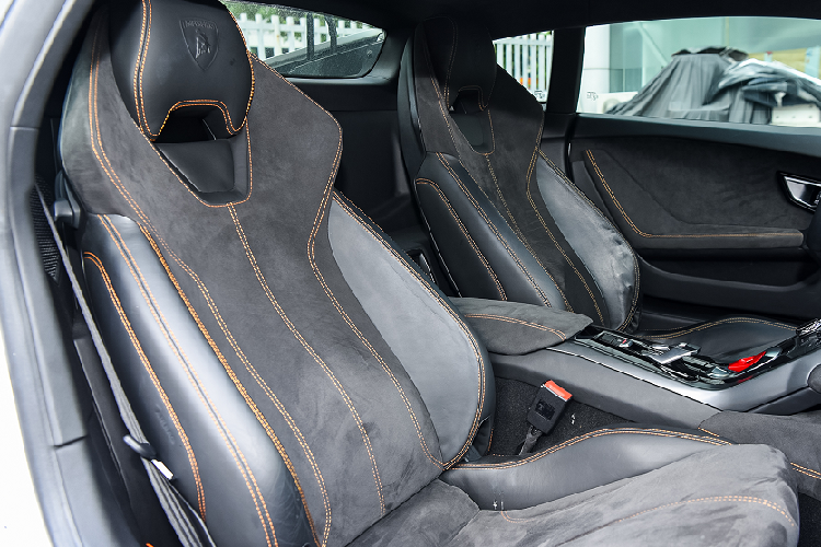 Sự có mặt của siêu xe Lamborghini Huracan LP610-4 tại Buôn Ma Thuột đã nhận được sự quan tâm của người đi đường cũng như người dân sinh sống gần đây. Hiện chưa rõ là thanh niên trẻ này sẽ để biển số Sài thành chạy hay là đăng ký hộ khẩu mới cho siêu bò Lamborghini Huracan LP610-4.