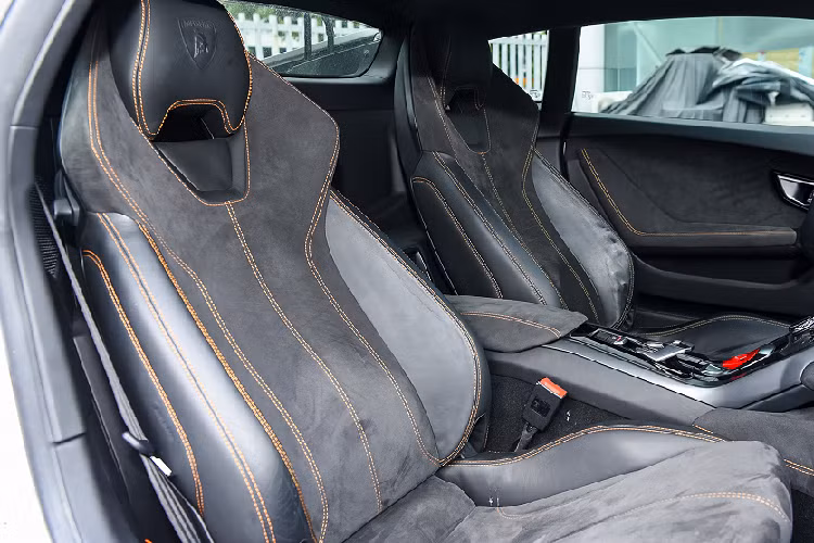 Sự có mặt của siêu xe Lamborghini Huracan LP610-4 tại Buôn Ma Thuột đã nhận được sự quan tâm của người đi đường cũng như người dân sinh sống gần đây. Hiện chưa rõ là thanh niên trẻ này sẽ để biển số Sài thành chạy hay là đăng ký hộ khẩu mới cho siêu bò Lamborghini Huracan LP610-4.