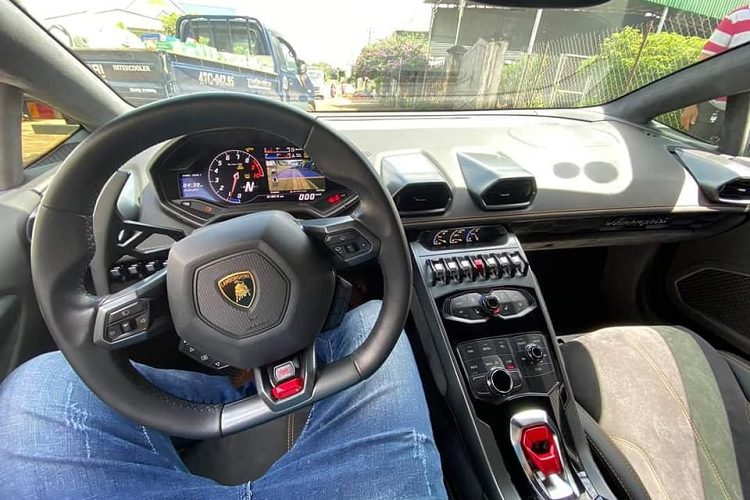 Được biết, chiếc siêu xe Lamborghini Huracan mới về làm dâu ở Tây Nguyên là 1 trong số ít xe được phân phối chính hãng cũng như là mẫu xe Lamborghini Huracan LP610-4 độc nhất tại dải đất hình chữ S sở hữu ngoại thất sơn màu trắng.
