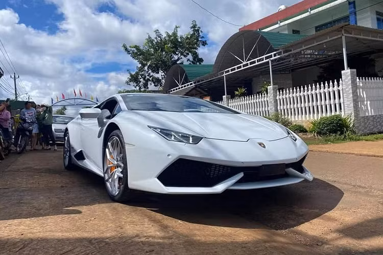 Hiện chưa rõ giá xe Lamborghini Huracan LP610-4 của thiếu gia trẻ tuổi ở Đắk Lắk là bao nhiêu, nhưng đây không phải là siêu xe đầu tiên có mặt tại đây. Trước đó, người dân sinh sống ở đây rất quen thuộc với hình ảnh các "chiến mã" của những thương hiệu lớn như Bugatti, Lamborghini, Ferrari hay Aston Martin đều thuộc sở hữu của ông Đặng Lê Nguyên Vũ nhưng đây là trường hợp hiếm hoi 1 thanh niên trẻ tậu siêu xe.