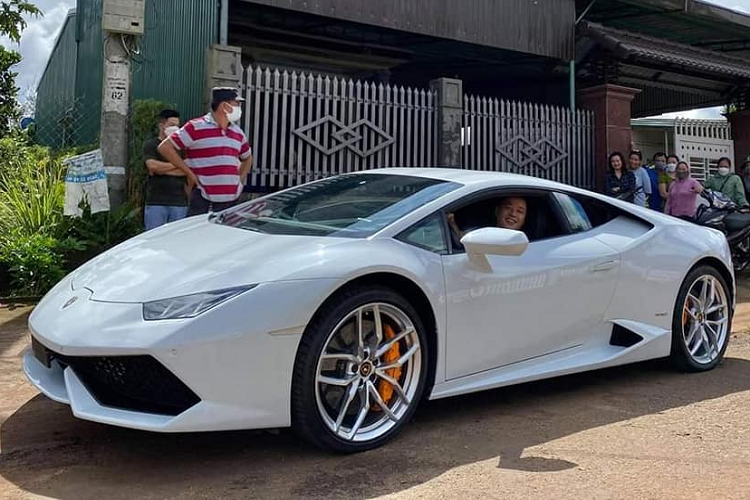 Thông tin ban đầu cho biết, vào sáng ngày 25/9/2021, chiếc xe chuyên dụng chở siêu xe Lamborghini Huracan về phố núi Buôn Ma Thuột đã thu hút sự quan tâm của giới mê xe. Sau đó, xe chuyên dụng tiếp tục di chuyển để về nhà riêng của 1 thiếu gia còn khá trẻ.