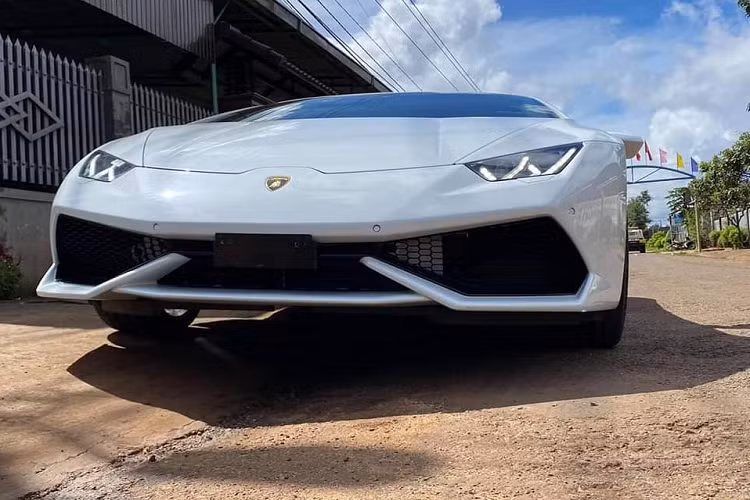 Siêu xe Lamborghini Huracan LP610-4 mới về Tây Nguyên định cư được trang bị động cơ V10, dung tích 5.2 lít, sản sinh công suất tối đa 610 mã lực tại vòng tua máy 8.250 vòng/phút và mô-men xoắn cực đại 560 Nm tại vòng tua máy 6.500 vòng/phút.