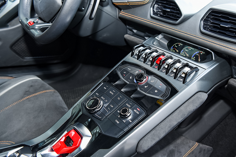 Chiếc xe Lamborghini Huracan này đã trải qua nhiều đời chủ và từng được rao bán với giá từ 10 đến 11,5 tỷ đồng, hiện tại, dòng xe Lamborghini Huracan LP610-4 đã dừng sản xuất từ khá lâu nên việc mua 1 chiếc xe mới tinh là rất khó khăn.