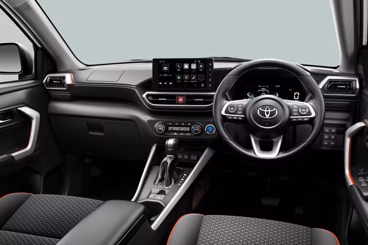 Với hệ truyền động hybrid kể trên, Toyota Raize hybrid 2022 mới mang đến trải nghiệm lái khá giống với ôtô điện, trừ âm thanh phát ra từ động cơ xăng. Ngoài ra, xe còn có chế độ lái chỉ dùng một bàn đạp Smart Pedal (S-PDL) nhờ hệ thống phanh tái sinh năng lượng. Chế độ lái này cho phép tài xế có thể giảm tốc, dừng xe và di chuyển mà chỉ dùng bàn đạp ga. Hãng Toyota khẳng định phiên bản hybrid của Raize và Daihatsu Rocky 2022 chỉ tiêu thụ lượng xăng trung bình 3,57 lít/100 km.