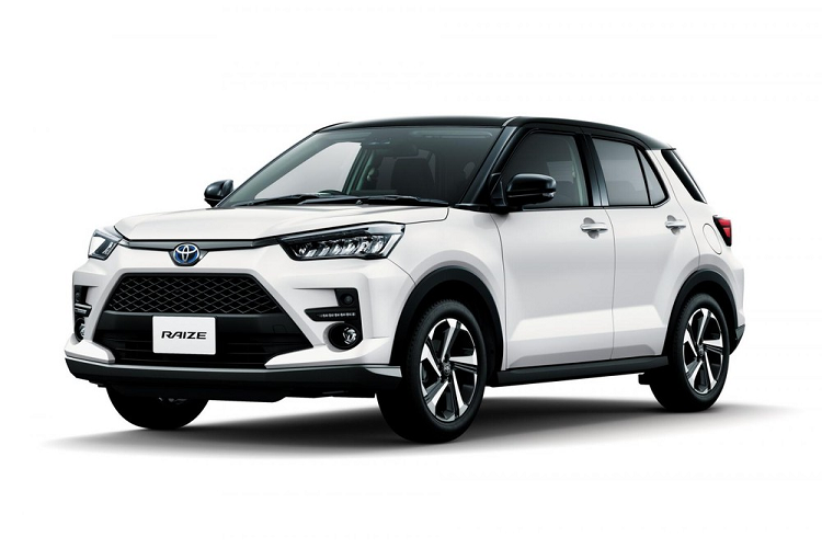 Ngoài 2 động cơ mới, cặp đôi SUV đô thị của hãng Toyota còn có thêm trang bị tiêu chuẩn như hệ thống cảnh báo và tránh va chạm nâng cấp, có thể phát hiện người đi bộ trong bóng tối. Trong khi đó, hệ thống kiểm soát hành trình thích ứng được bổ sung tính năng hỗ trợ dừng xe mới nhờ sự có mặt của phanh tay điện tử. Thêm vào đó là tính năng đèn chờ dẫn đường mới. Tính năng này sẽ khiến đèn trong cabin bật lên khi người lái cầm khóa và đến gần xe.