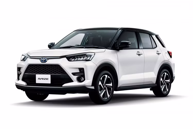 Ngoài 2 động cơ mới, cặp đôi SUV đô thị của hãng Toyota còn có thêm trang bị tiêu chuẩn như hệ thống cảnh báo và tránh va chạm nâng cấp, có thể phát hiện người đi bộ trong bóng tối. Trong khi đó, hệ thống kiểm soát hành trình thích ứng được bổ sung tính năng hỗ trợ dừng xe mới nhờ sự có mặt của phanh tay điện tử. Thêm vào đó là tính năng đèn chờ dẫn đường mới. Tính năng này sẽ khiến đèn trong cabin bật lên khi người lái cầm khóa và đến gần xe.