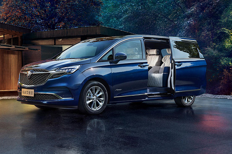 Như vậy, so với đối thủ Lexus LM vốn có giá từ 1,166 - 1,466 triệu Nhân dân tệ (khoảng 4,13 - 5,19 tỷ đồng), mẫu xe MPV Buick GL8 Avenir 2022 rẻ hơn nhiều. Điều này cũng không có gì lạ vì Buick GL8 Avenir vốn do liên doanh giữa tập đoàn mẹ General Motors và đối tác SAIC sản xuất tại nhà máy ở Trung Quốc trong khi Lexus LM là xe nhập khẩu nguyên chiếc.