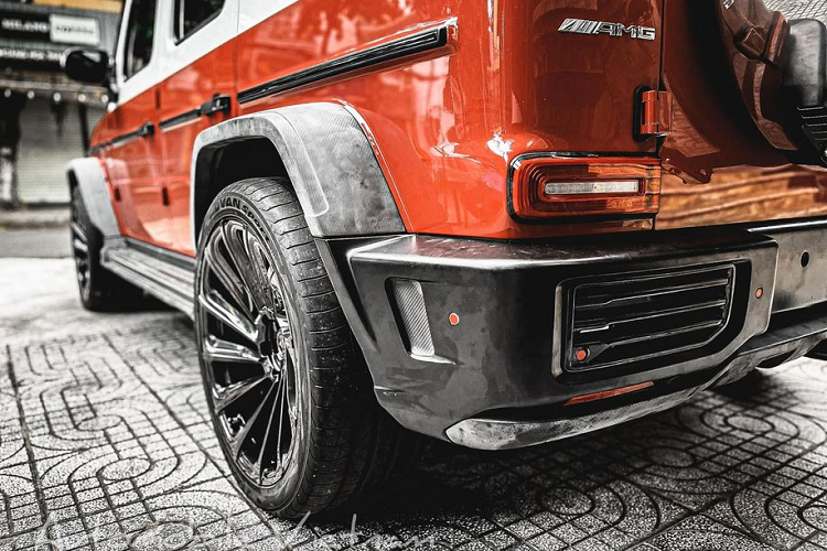 Một trong những điểm đáng chú ý của chiếc Mercedes-AMG G63 này còn đến từ trang bị mâm xe loại 23 inch, tên mã Urban UV-3, sơn đen. Đây là một sản phẩm được ra lò dưới sự hợp tác của 2 thương hiệu Urban và hãng chế tạo mâm Vossen. Giá trị của riêng bộ mâm này tại nước ngoài đã chạm ngưỡng quy đổi lên đến 180 triệu đồng.