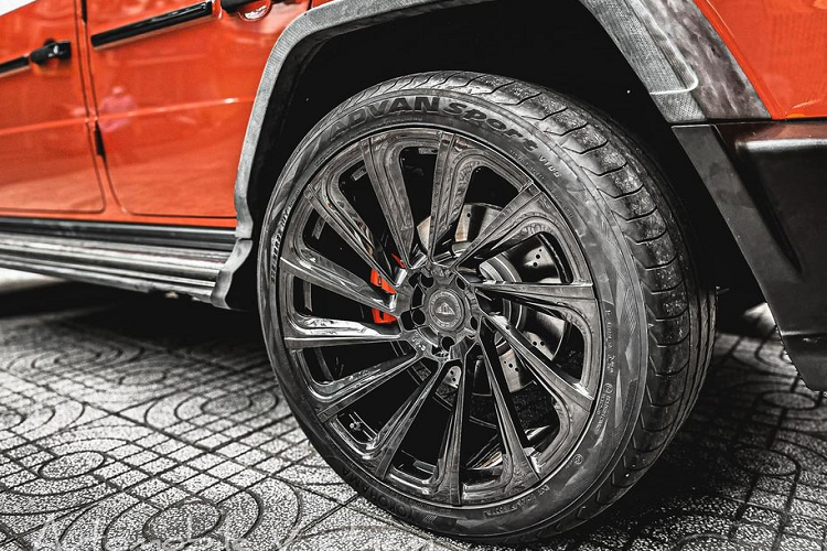 Đối với chiếc Mercedes-AMG G63 độ Urban 700S, chiếc xe này được lựa chọn gói độ mang tên Urban 700S. Ngay ở phần ngoại hình, người xem có thể dễ dàng nhận ra rất nhiều điểm thay đổi của xe so với nguyên bản, ví dụ như phần vòm bánh xe được mở rộng thêm 50 mm, cản trước/sau mới mang thiết kế hầm hố và cứng chắc hơn, bộ body-kit cùng sơn 2 tông màu tạo nên nét riêng biệt. Tất cả đều được làm bằng sợi carbon.