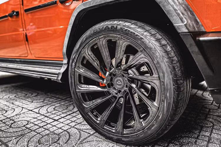 Đối với chiếc Mercedes-AMG G63 độ Urban 700S, chiếc xe này được lựa chọn gói độ mang tên Urban 700S. Ngay ở phần ngoại hình, người xem có thể dễ dàng nhận ra rất nhiều điểm thay đổi của xe so với nguyên bản, ví dụ như phần vòm bánh xe được mở rộng thêm 50 mm, cản trước/sau mới mang thiết kế hầm hố và cứng chắc hơn, bộ body-kit cùng sơn 2 tông màu tạo nên nét riêng biệt. Tất cả đều được làm bằng sợi carbon.