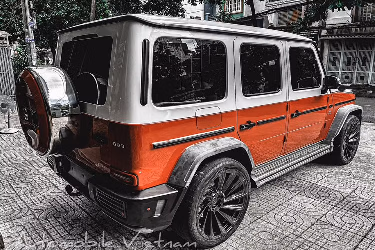 Chưa hết, xe còn được chủ nhân trang bị thêm hàng loạt phụ kiện hàng hiệu khác như hệ thống giảm xóc KW Suspension, mang thiên hướng êm ái và có thể dễ dàng điều chỉnh độ cứng/mềm thông tự động. Tiếp đến, để gia tăng sự phấn khích cho người lái, xe được trang bị hệ thống ống xả FI Exhaust với những âm thanh đanh thép, uy lực hơn.