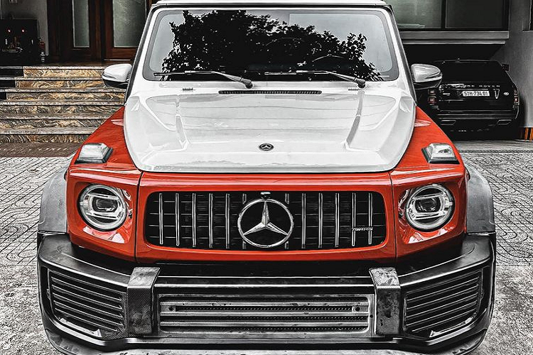 Đối với bản độ Urban 700S, mẫu Mercedes-AMG G63 còn có thêm trang bị hệ thống đèn LED trợ sáng gắn trên nóc xe và một cánh gió phía sau. Tuy nhiên, chiếc G63 trong bài viết đang trong giai đoạn hoàn thiện gói độ và sẽ sớm có đầy đủ các trang bị trên.