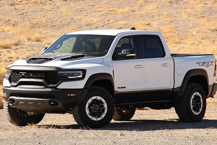 Nhờ đó, chiếc bán tải cỡ lớn này có thể tăng tốc từ 0 – 96 km/h chỉ trong 4,5 giây trước khi đạt tốc độ tối đa 189 km/h. Ngoài ra, RAM 1500 TRX có sức kéo rơ-moóc tối đa đạt 8.100 pound (3,6 tấn).