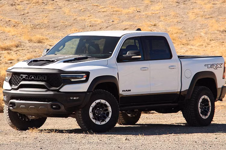Nhờ đó, chiếc bán tải cỡ lớn này có thể tăng tốc từ 0 – 96 km/h chỉ trong 4,5 giây trước khi đạt tốc độ tối đa 189 km/h. Ngoài ra, RAM 1500 TRX có sức kéo rơ-moóc tối đa đạt 8.100 pound (3,6 tấn).