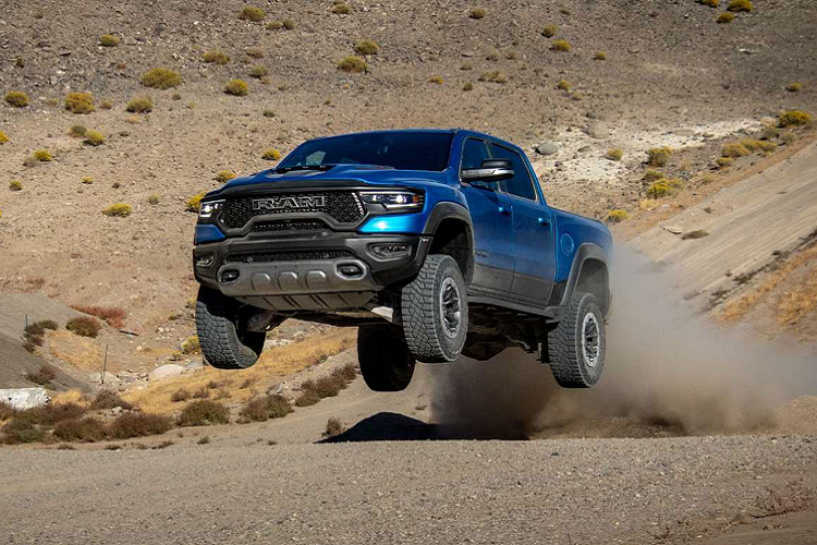 Sở dĩ mẫu giá xe RAM 1500 TRX 2022 cao lên đến 7,7 tỷ đồng phần lớn là do thuế TTĐB “đánh” lên dung tích động cơ. Cụ thể, động cơ xăng V8 dung tích 6.2L của RAM 1500 TRX mang dung tích xi lanh trên 6.000 cm3 chịu thuế suất lên đến 150%. Điều này khiến giá bán của RAM 1500 TRX cao hơn khoảng 3 tỷ đồng so với lựa chọn chơi Ford F-150 Raptor 2021 dùng động cơ V6 3.5L tăng áp kép có giá tạm tính nhập tư nhân khoảng 4,6 tỷ đồng.