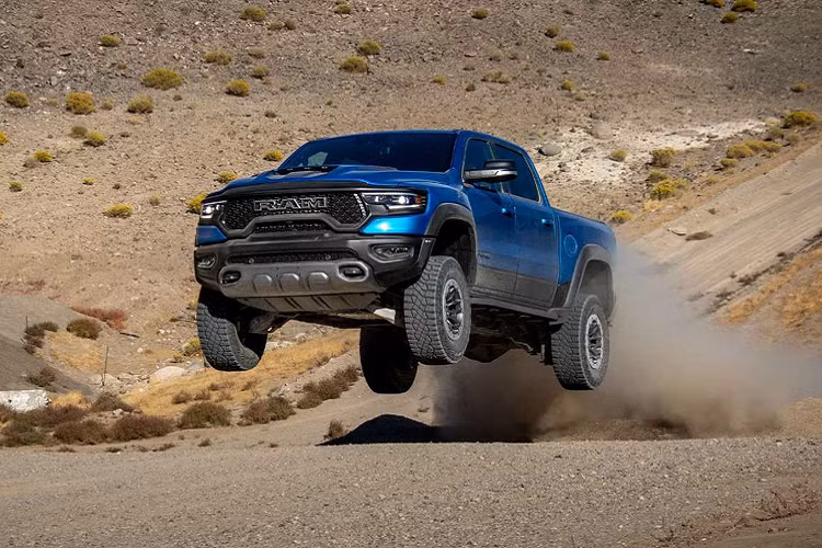 Sở dĩ mẫu giá xe RAM 1500 TRX 2022 cao lên đến 7,7 tỷ đồng phần lớn là do thuế TTĐB “đánh” lên dung tích động cơ. Cụ thể, động cơ xăng V8 dung tích 6.2L của RAM 1500 TRX mang dung tích xi lanh trên 6.000 cm3 chịu thuế suất lên đến 150%. Điều này khiến giá bán của RAM 1500 TRX cao hơn khoảng 3 tỷ đồng so với lựa chọn chơi Ford F-150 Raptor 2021 dùng động cơ V6 3.5L tăng áp kép có giá tạm tính nhập tư nhân khoảng 4,6 tỷ đồng.