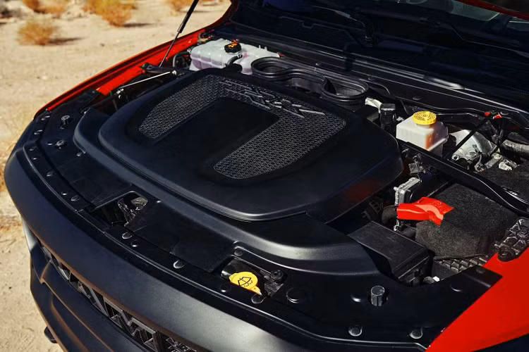 Điểm nổi trội của bán tải RAM 1500 TRX hơn hẳn đối thủ Ford F-150 Raptor chính là khối động cơ xăng V8 dung tích 6.2L siêu nạp cho công suất tối đa 702 mã lực và mô-men xoắn cực đại lên đến 881Nm. Sức mạnh được truyền xuống bốn bánh, thông qua hộp số tự động 8 cấp TorqueFlite 8HP95.
