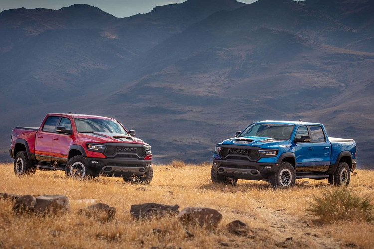 Hiện tại, dòng bán tải RAM 1500 đang được phân phối chính hãng với tổng cộng 3 phiên bản có giá bán từ 5,38 – 5,68 tỷ đồng.