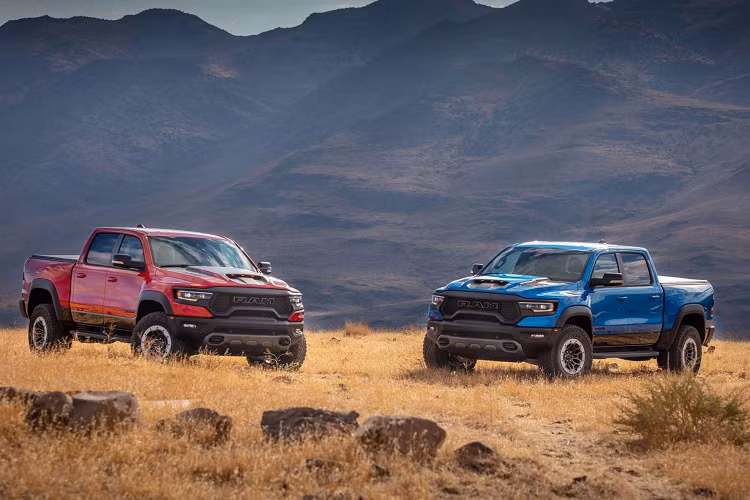 Hiện tại, dòng bán tải RAM 1500 đang được phân phối chính hãng với tổng cộng 3 phiên bản có giá bán từ 5,38 – 5,68 tỷ đồng.