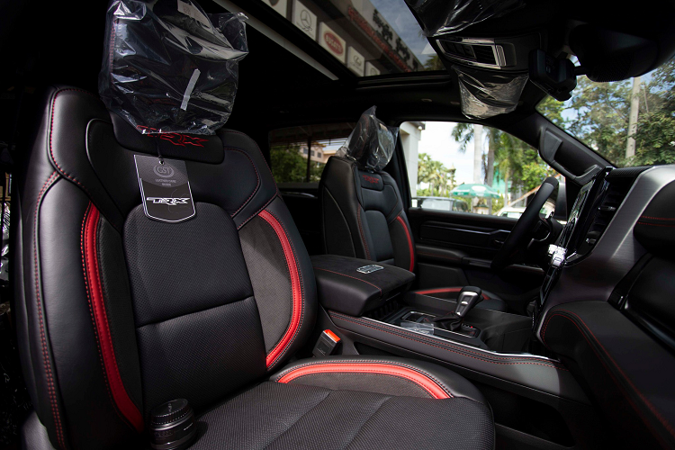 Đi cùng với nhiều “đồ chơi” như: Gương chiếu hậu kỹ thuật số (Digital Rearview Mirror) sử dụng màn hình LCD 9,2 inch, camera quan sát chướng ngại vật ở phía trước hỗ trợ vượt địa hình (Forward-facing Camera). Bên cạnh các trang bị an toàn và hỗ trợ lái hiện đại khác như: cảnh báo điểm mù, kiểm soát hành trình thích ứng, cảnh báo va chạm phía trước.