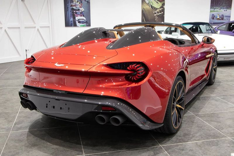 Chiếc siêu xe Aston Martin Vanquish Zagato Speedster trong bài sở hữu nước sơn màu đỏ Lava Red bóng bẩy và nổi bật, đi kèm gói trang trí Villa d’Este Package bổ sung các điểm nhấn bằng đồng như logo, mâm xe và nẹp bên hông.