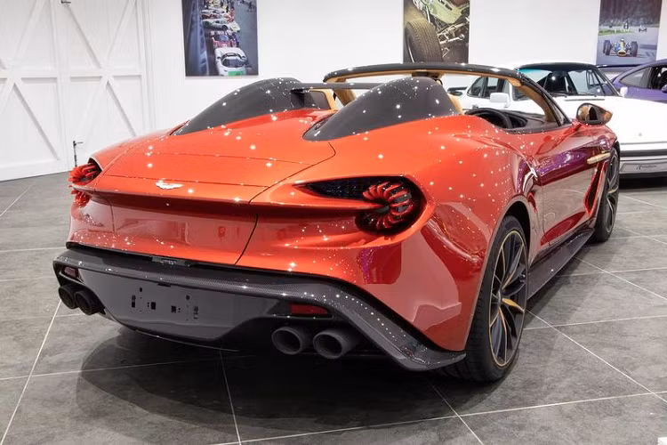 Chiếc siêu xe Aston Martin Vanquish Zagato Speedster trong bài sở hữu nước sơn màu đỏ Lava Red bóng bẩy và nổi bật, đi kèm gói trang trí Villa d’Este Package bổ sung các điểm nhấn bằng đồng như logo, mâm xe và nẹp bên hông.