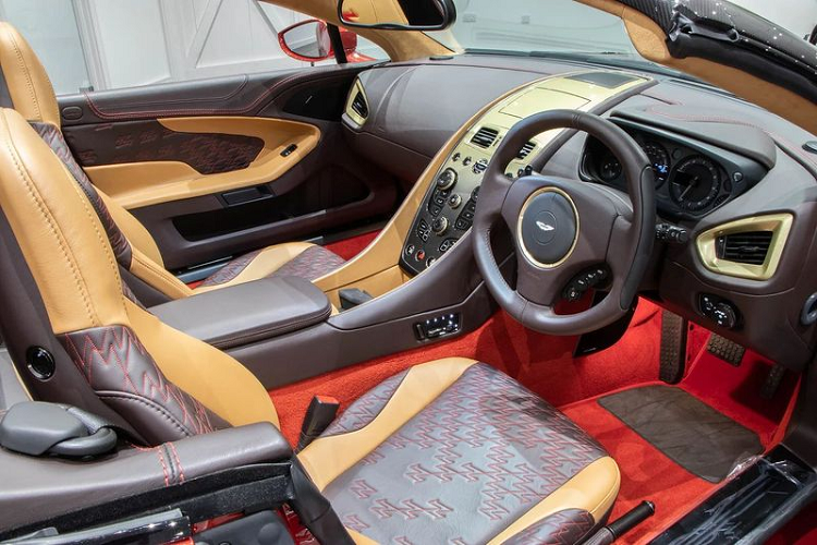 Mặt khác, thảm sàn lại được hoàn thiện trong tông đỏ Spicy Red, cabin xe cũng có nhiều đường chỉ khâu màu đỏ tạo sự tương phản và họa tiết trang trí hình chữ Z khá đặc biệt.