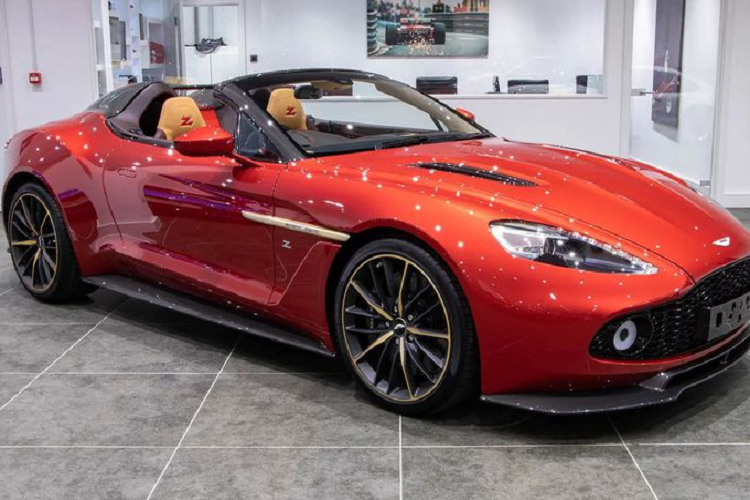 Aston Martin Vanquish Zagato Speedster được trang bị động cơ hút khí tự nhiên V12 dung tích 5.9L sản sinh công suất 392 mã lực, cho phép xe tăng tốc từ 0 - 96 km/h trong 3,7 giây.