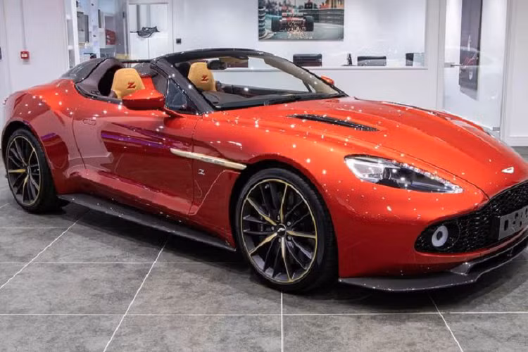 Aston Martin Vanquish Zagato Speedster được trang bị động cơ hút khí tự nhiên V12 dung tích 5.9L sản sinh công suất 392 mã lực, cho phép xe tăng tốc từ 0 - 96 km/h trong 3,7 giây.