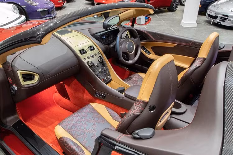 Tình trạng ngoại thất và nội thất của xe hiện vẫn như mới.