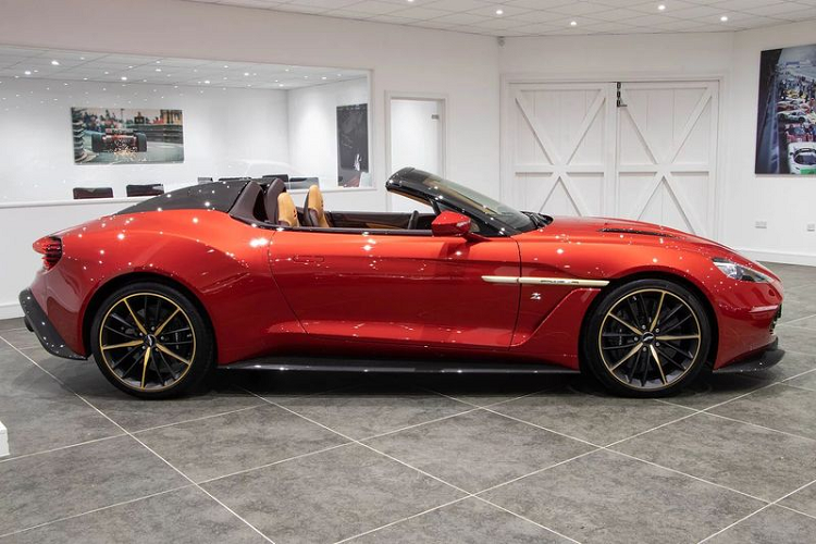 Giá xe Aston Martin Vanquish Zagato Speedster hiện đang được chào bán tại một đại lý với mức 845.000 bảng Anh (tương đương 26,58 tỷ đồng).