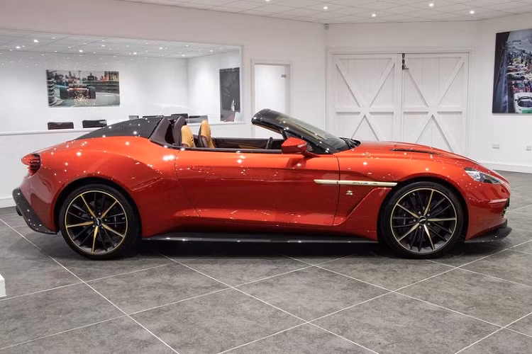 Giá xe Aston Martin Vanquish Zagato Speedster hiện đang được chào bán tại một đại lý với mức 845.000 bảng Anh (tương đương 26,58 tỷ đồng).