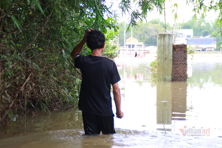 ##b### Một số khu vực nằm sát sông Tam Kỳ (thôn Vĩnh Bình, xã Tam Thăng, TP Tam Kỳ) vẫn còn ngập sâu, có nơi đo được ngập gần 3m. Nhiều ngôi nhà vẫn còn ngập trong nước....