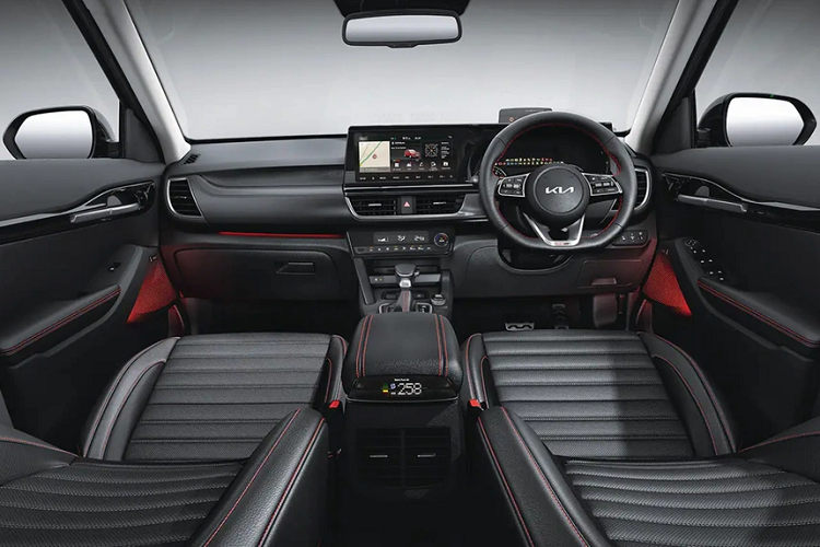 Phiên bản mới của Kia Seltos có thêm tính năng kết nối điện thoại và đồng hồ thông minh có tên gọi UVO. Người lái có thể khởi động động cơ từ xa hoặc định vị tìm xe trong bãi đỗ... Nội thất của Kia Seltos 2021 được nâng cấp nhiều tính năng mới đáng chú ý như lẫy chuyển số trên vô-lăng (bản số tự động), điều hòa không khí tích hợp khử khuẩn, hỗ trợ ra lệnh bằng giọng nói để đóng/mở cửa sổ trời và cửa kính ở ghế lái, logo Kia mới trên vô-lăng...
