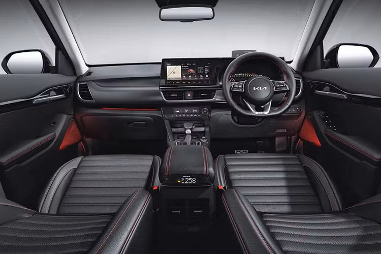 Phiên bản mới của Kia Seltos có thêm tính năng kết nối điện thoại và đồng hồ thông minh có tên gọi UVO. Người lái có thể khởi động động cơ từ xa hoặc định vị tìm xe trong bãi đỗ... Nội thất của Kia Seltos 2021 được nâng cấp nhiều tính năng mới đáng chú ý như lẫy chuyển số trên vô-lăng (bản số tự động), điều hòa không khí tích hợp khử khuẩn, hỗ trợ ra lệnh bằng giọng nói để đóng/mở cửa sổ trời và cửa kính ở ghế lái, logo Kia mới trên vô-lăng...