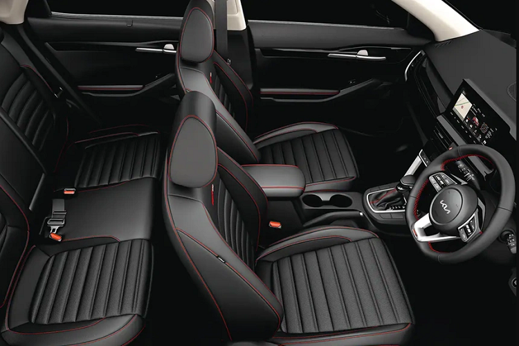 Khoang lái của Seltos vẫn mang thiết kế trẻ trung và thể thao, không gian đủ rộng rãi cho 5 người và cốp sau có dung tích 433 lít. Những trang bị tiện nghi nổi bật trên bản cao cấp gồm có kết nối Apple CarPlay/Android Auto, màn hình cảm ứng 10,25 inch, hiển thị vận tốc trên kính lái HUD...