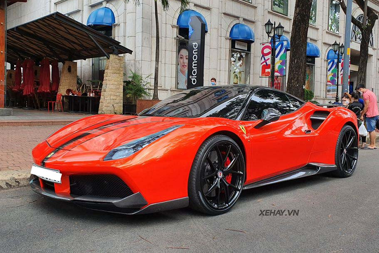 Kết hợp cùng hộp số ly hợp kép 7 cấp sức mạnh này khiến 488 GTB chỉ mất khoảng 3 giây để tăng tốc từ 0 - 100 km/h trước khi đạt vận tốc tối đa 330 km/h. Con số này vượt trội hơn hẳn so với công suất 562 mã lực của người tiền nhiệm 458 Italia. Mức giá xe Ferrari 488 GTB đã qua sử dụng tại Việt Nam hiện khoảng hơn 10 tỷ đồng.