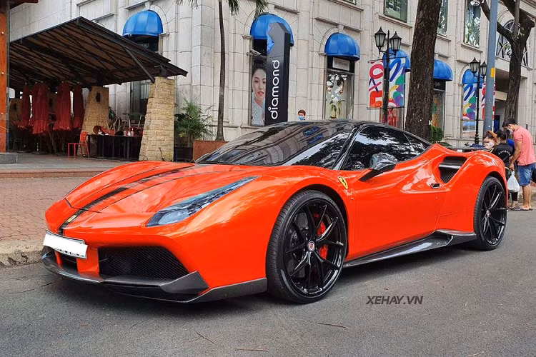 Kết hợp cùng hộp số ly hợp kép 7 cấp sức mạnh này khiến 488 GTB chỉ mất khoảng 3 giây để tăng tốc từ 0 - 100 km/h trước khi đạt vận tốc tối đa 330 km/h. Con số này vượt trội hơn hẳn so với công suất 562 mã lực của người tiền nhiệm 458 Italia. Mức giá xe Ferrari 488 GTB đã qua sử dụng tại Việt Nam hiện khoảng hơn 10 tỷ đồng.