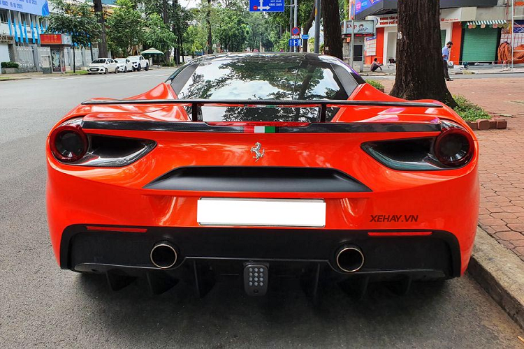 Ferrari 488 GTB là mẫu xe kế nhiệm thành công của mẫu 458. Theo nhà sản xuất, có tới 85% bộ phận trên 488 được thay mới so với 458. Đáng chú ý nhất là động cơ tăng áp 3.9 lít thay động cơ hút khí tự nhiên dung tích 4.5 lít trên thế hệ cũ.