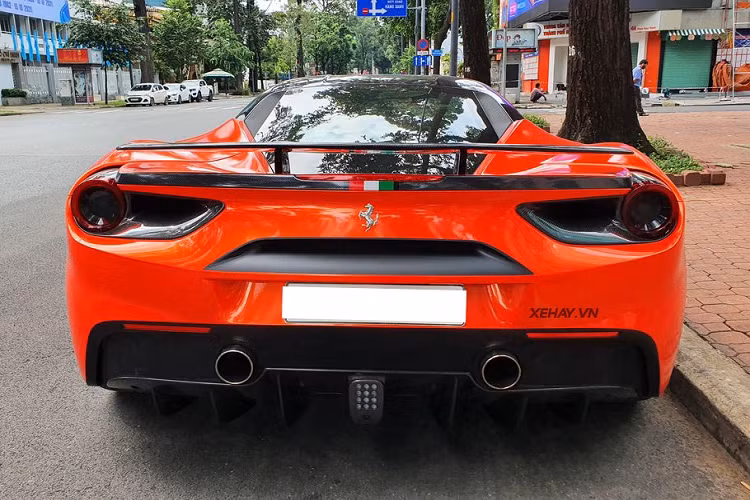 Ferrari 488 GTB là mẫu xe kế nhiệm thành công của mẫu 458. Theo nhà sản xuất, có tới 85% bộ phận trên 488 được thay mới so với 458. Đáng chú ý nhất là động cơ tăng áp 3.9 lít thay động cơ hút khí tự nhiên dung tích 4.5 lít trên thế hệ cũ.