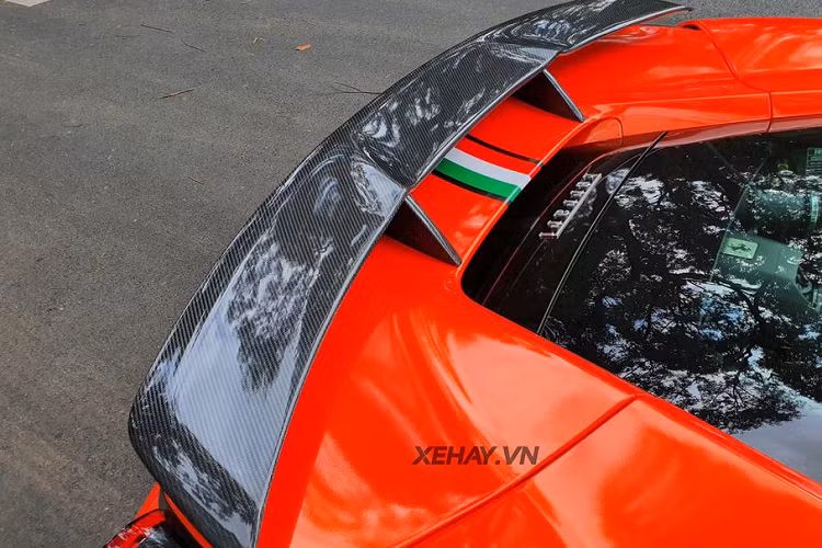 Ferrari 488 GTB sử dụng bộ phanh carbon-ceramic thừa hưởng công nghệ từ mẫu hypercar LaFerrari, cho quãng đường phanh ngắn hơn 9% so với mẫu xe tiền nhiệm